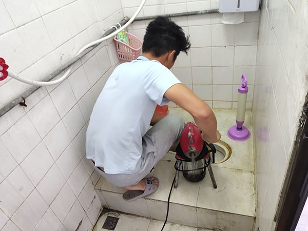 麻丘管道堵塞冒臭气 专业师傅现场解决问题
