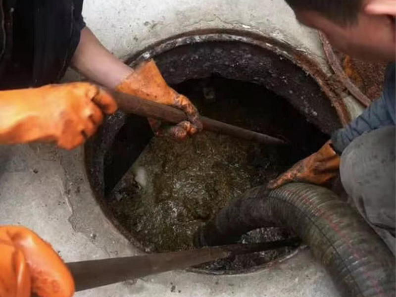 麻丘清理化粪池时如何避免沼气的危害？